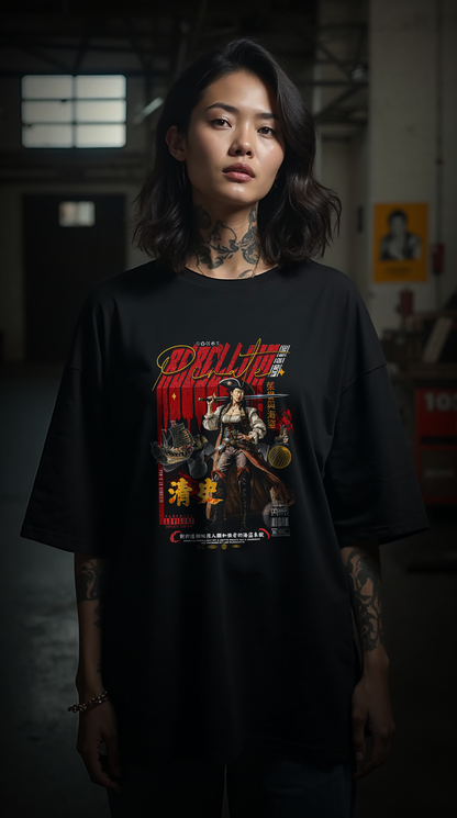 Femme BRUNE tatouée portant le t-shirt oversize noir REBELLION RED, style streetwear rebelle et féministe, coupe ample coton biologique