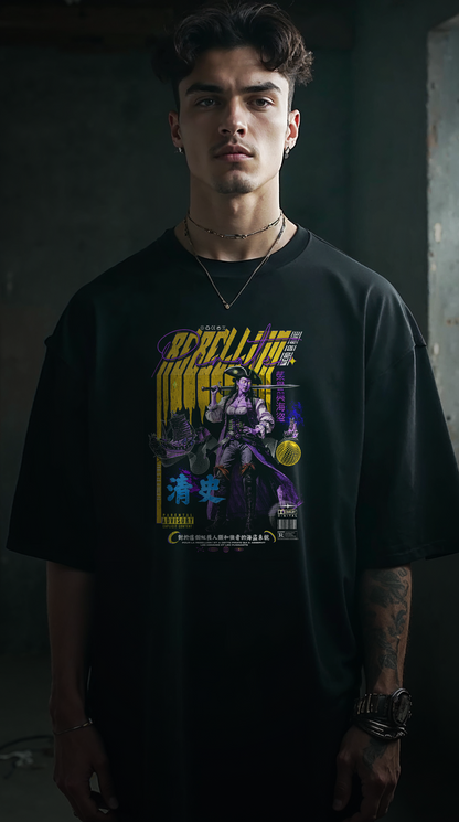 Jeune homme portant le t-shirt oversize noir REBELLION YELLOW AND PURPLE, coupe ample streetwear, design graphique rebelle, pirate fond urbain industriel