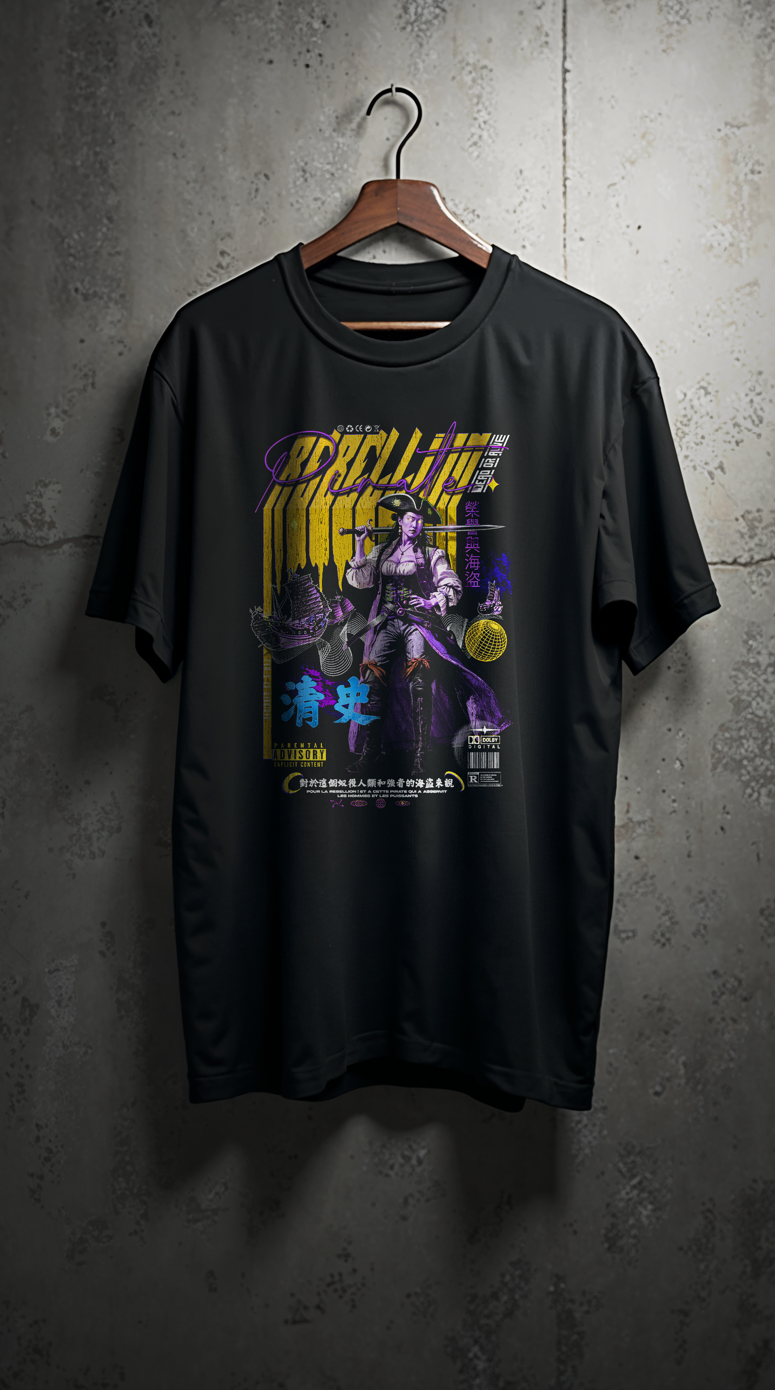 T-shirt oversize noir REBELLION yellow and purple suspendu sur cintre, design graphique femme guerrière rebelle style streetwear, fond industriel sombre
