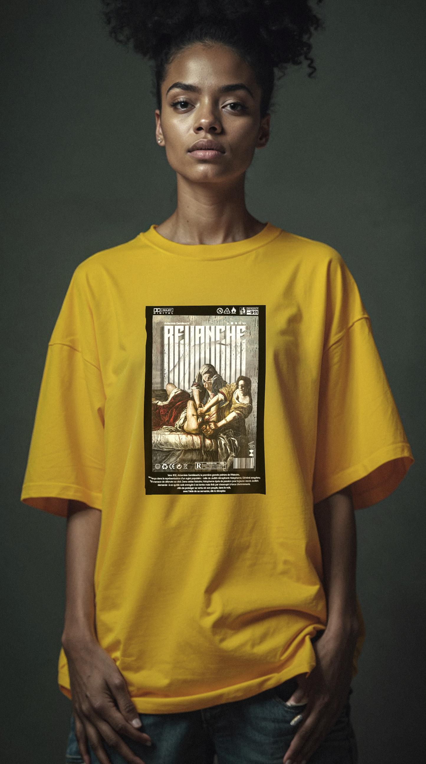 Femme portant le t-shirt REVANCHE jaune oversize avec imprimé graphique, vue de face