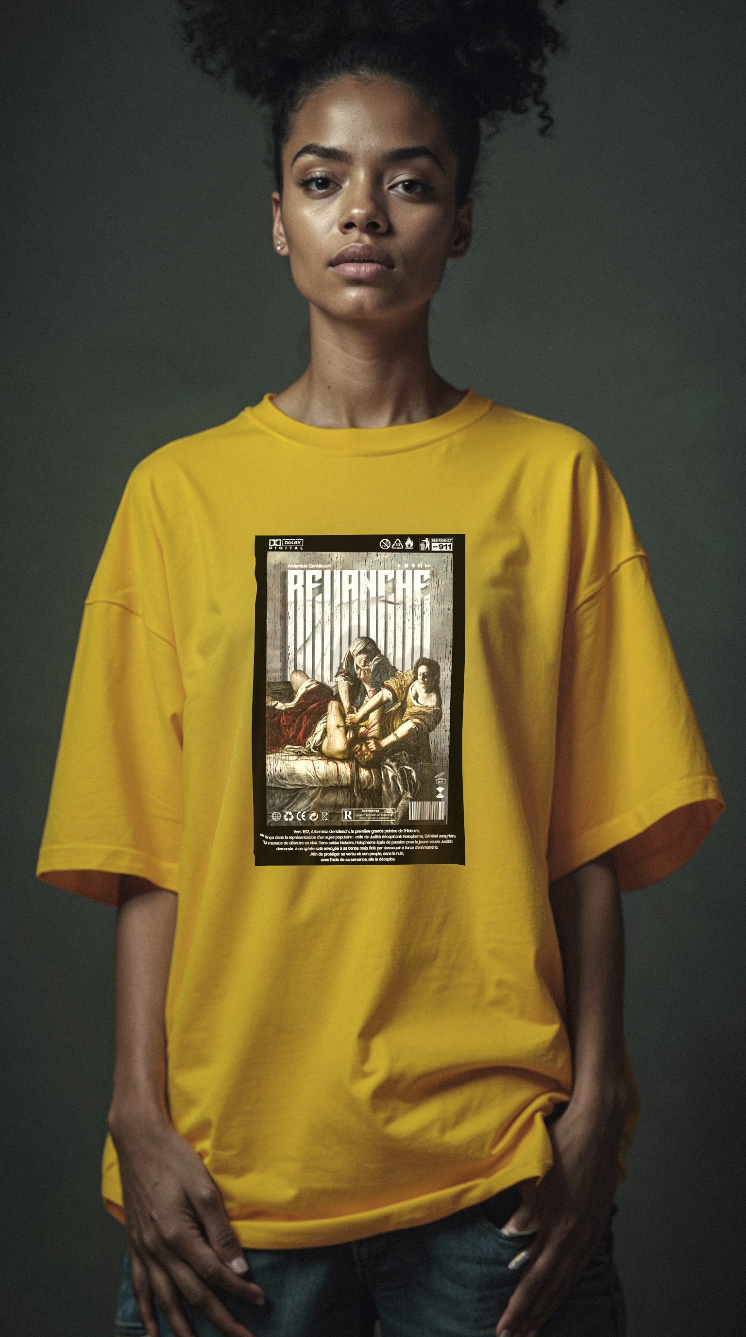 Femme portant le t-shirt REVANCHE jaune oversize avec imprimé graphique, vue de face