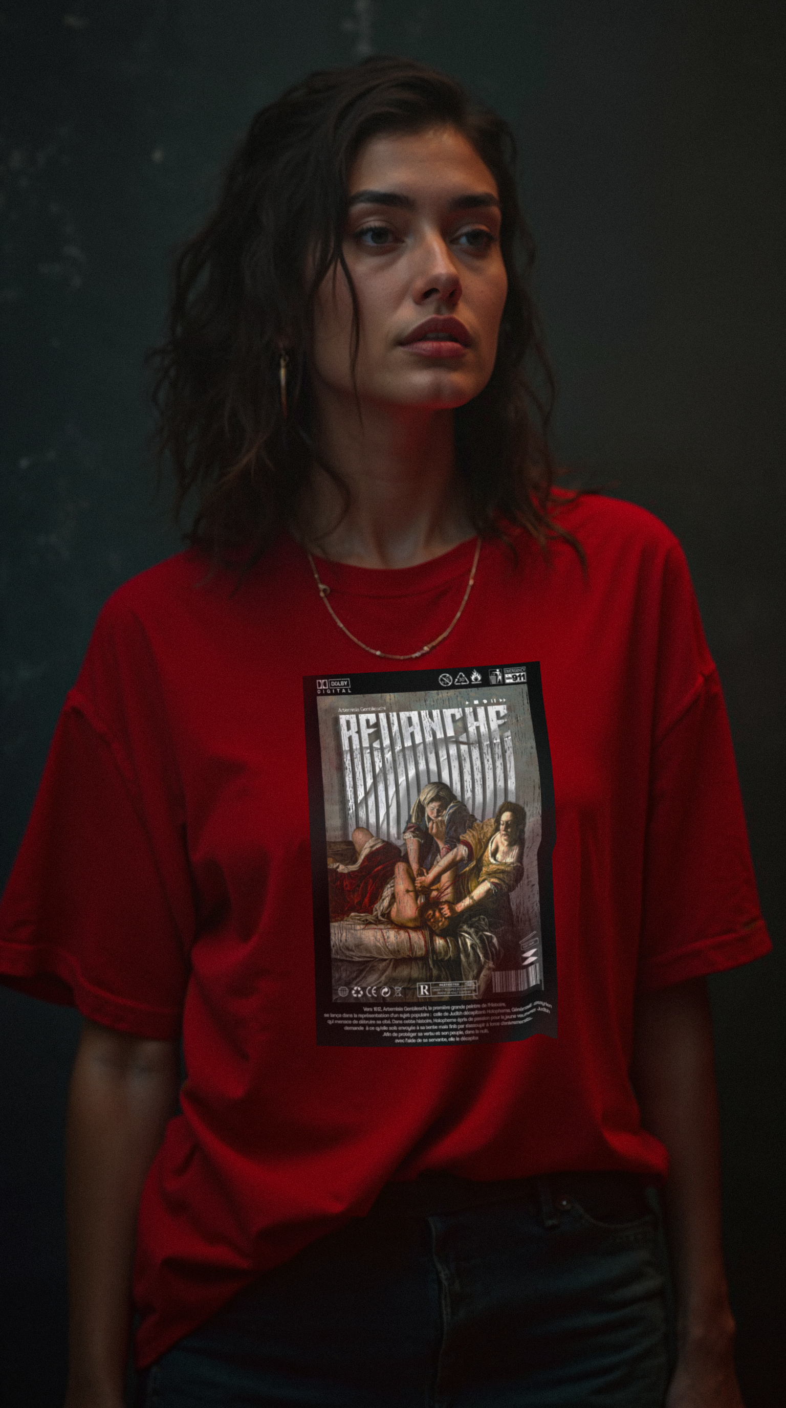 Femme portant le t-shirt REVANCHE rouge oversize avec imprimé graphique, vue de face