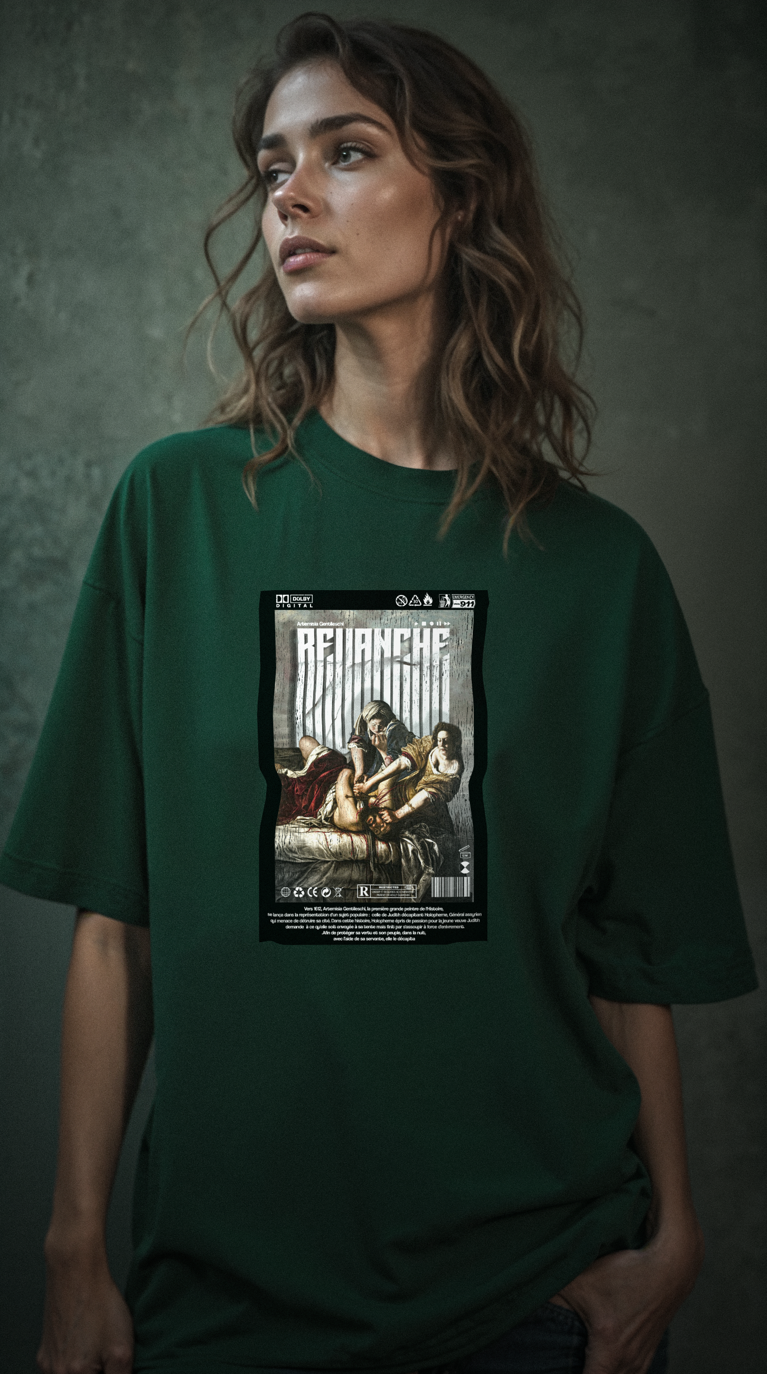 Femme portant le t-shirt REVANCHE vert foncé oversize avec imprimé graphique, vue trois quarts