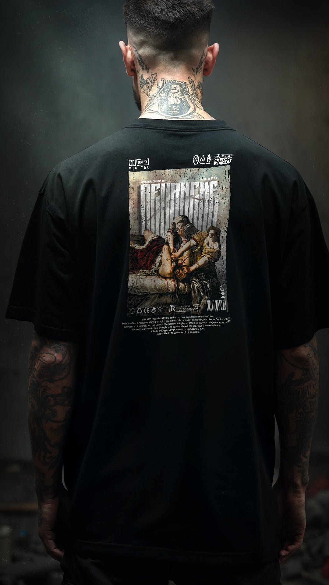 T-shirt noir Revenge verso Inspiré du tableau d'Artemisia Gentileschi  Streetwear baroque brutaliste histoire féministe Artwork Renaissance moderne porte par homme de dos Designed by G-mag – PTN* de t-shirt