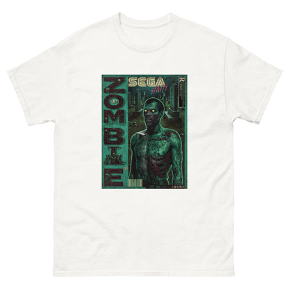 T-shirt blanc de face sur fond blanc Illustration style rétro gaming inspirée des boîtes Sega : un zombie torse nu aux yeux jaune lumineux, éclairé en néon vert, sur fond urbain sombre. Le mot ZOMBIE s'affiche verticalement à gauche, avec le logo SEGA HAÏTI en haut au centre.