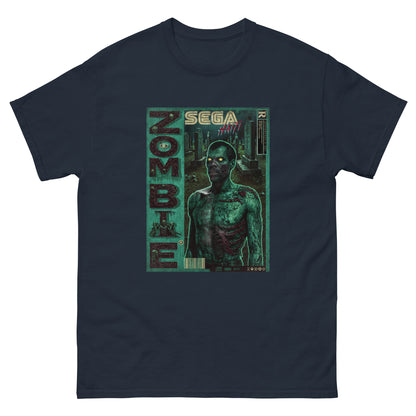 T-shirt bleu marine de face sur fond blanc Illustration style rétro gaming inspirée des boîtes Sega : un zombie torse nu aux yeux jaunes lumineux, éclairé en néon vert, sur fond blanc. Le mot ZOMBIE s'affiche verticalement à gauche, avec le logo SEGA HAÏTI en haut au centre.