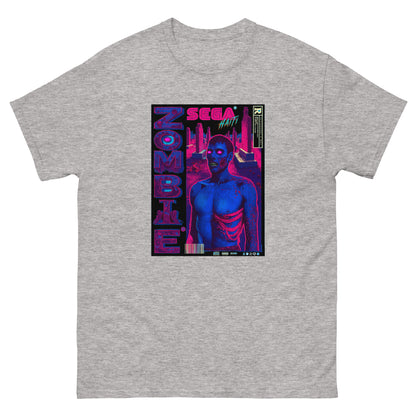 T shirt gris clair avec Illustration style rétro gaming inspirée des boîtes Sega : un zombie torse nu aux yeux roses lumineux, éclairé en néon bleu et rose, sur fond urbain sombre. Le mot ZOMBIE s'affiche verticalement à gauche, avec le logo SEGA HAÏTI en haut au centre
