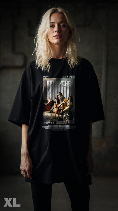 T-shirt noir XL REVANCHE inspiré du tableau d’Artemisia Gentileschi vu de face avec graphic imprimé sur le devant, porté par femme ambiance cinématographique, style streetwear vintage, fond street bokeh