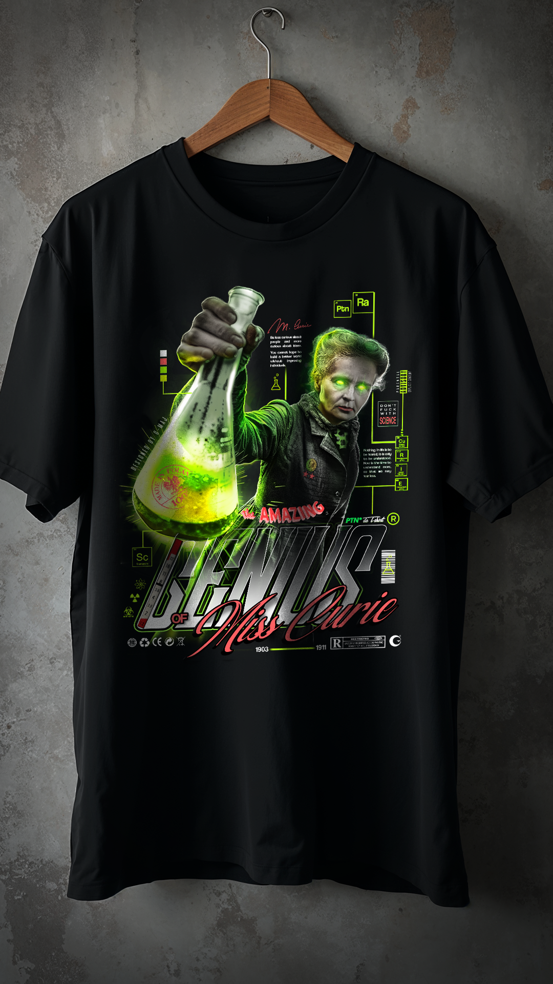 T-shirt noir oversize GENIUS PTN* DE T-SHIRT avec graphic vintage Marie Curie tenant un flacon de laboratoire vert, style streetwear scientifique, présenté sur cintre