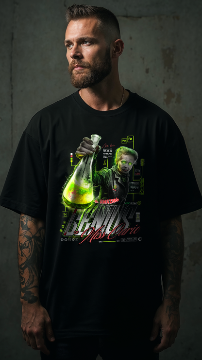 Homme barbu aux bras tatoués portant le t-shirt noir oversize GENIUS PTN* DE T-SHIRT, graphic Marie Curie visible en vert, coupe streetwear décontractée, fond sombre