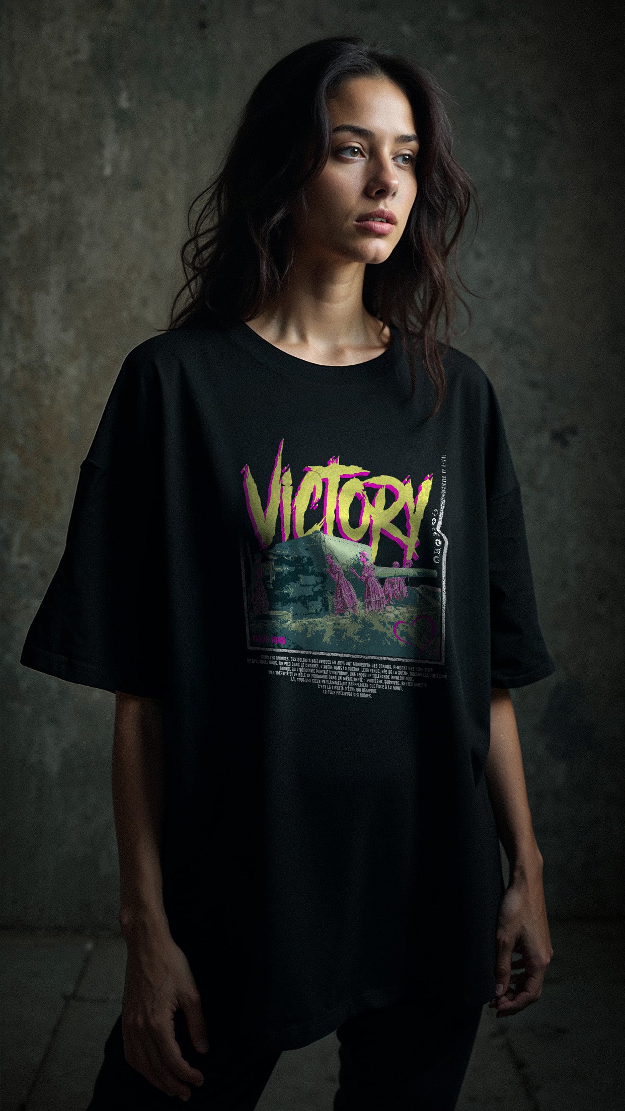 femme portant t-shirt oversize noir VICTORY streetwear coton biologique unisexe - PTN* DE T-SHIRT by G-MAJ
