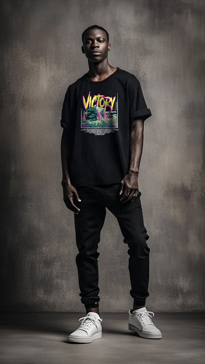 Homme portant t-shirt oversize noir VICTORY streetwear coton biologique unisexe - PTN* DE T-SHIRT by G-MAJ