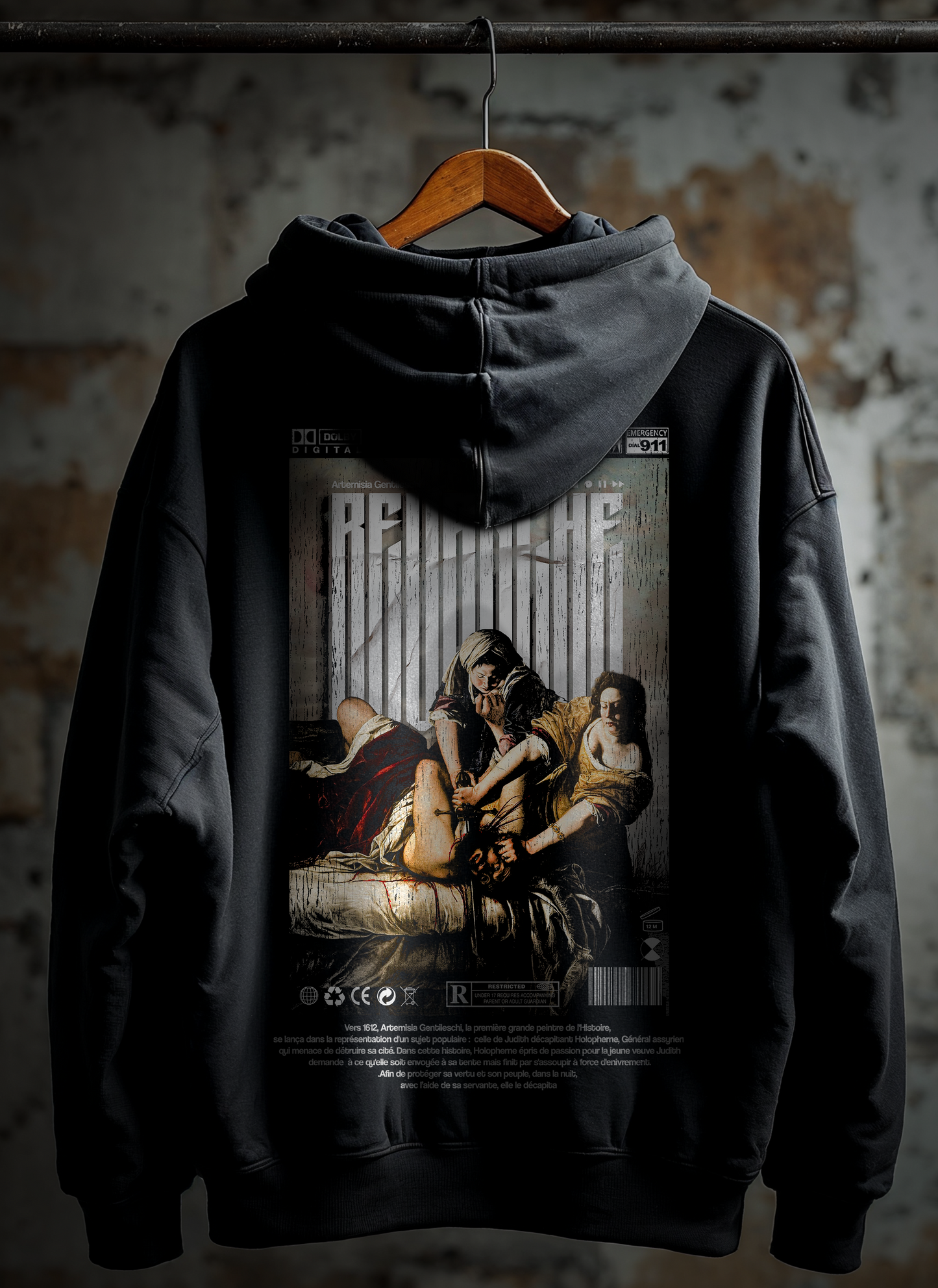 Vue dos du Hoodie Revenge Epic sur cintre : graphic arrière REVANCHE d’Artémisia style illustration baroque, hoodie noir effet délavé vintage streetwear, fond mur rouillé
