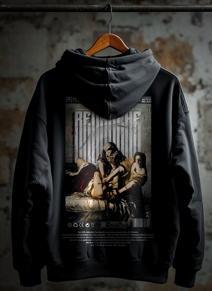 Vue dos du Hoodie Revenge Epic sur cintre : graphic arrière REVANCHE d’Artémisia style illustration baroque, hoodie noir effet délavé vintage streetwear, fond mur rouillé