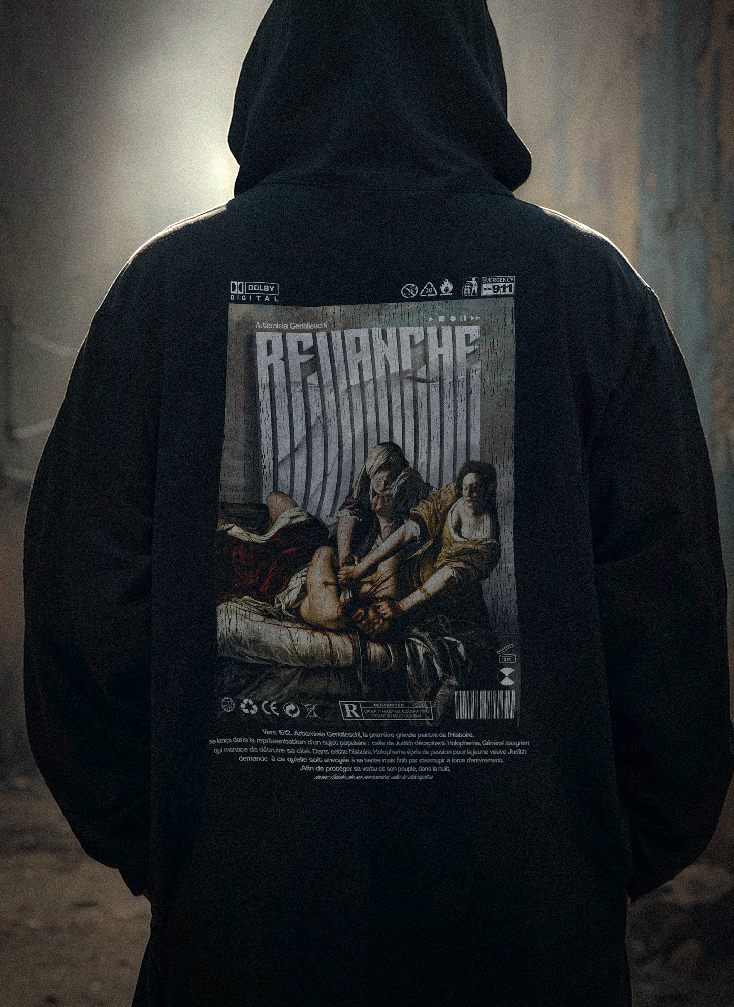 Hoodie noir REVANCHE d’Artémisia vu de face avec graphic comics imprimé sur le devant, silhouette encapuchonnée ambiance cinématographique, style streetwear vintage EPIC VERSION G-MAJ