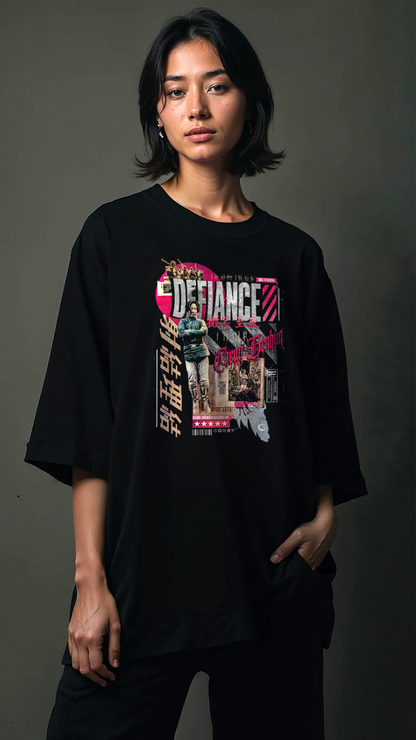 Femme portant le t-shirt noir oversize Defiance Red - design streetwear urbain asiatique rouge et jaune, coupe unisexe