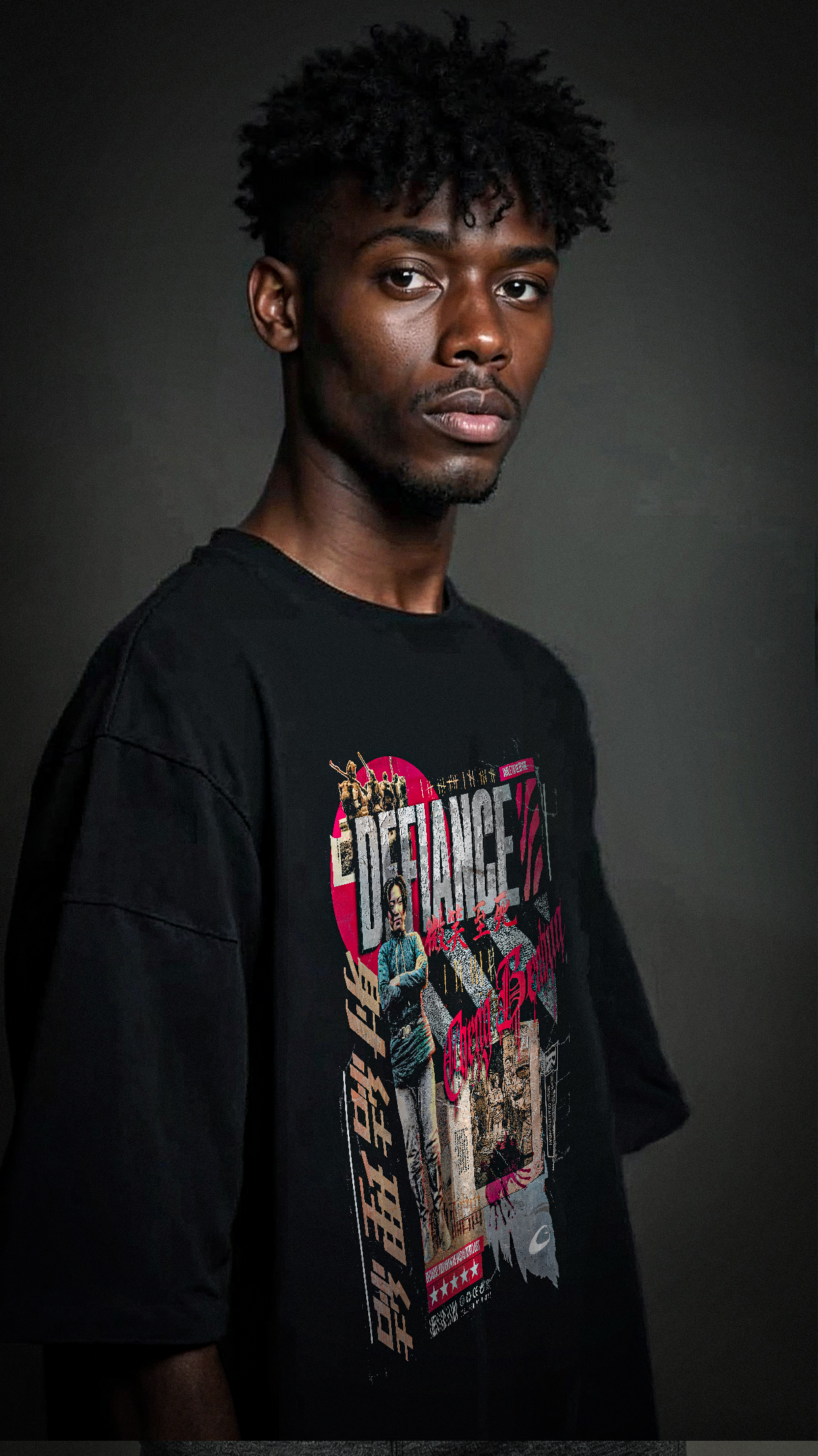 Homme portant le t-shirt noir oversize Defiance Red - design streetwear urbain asiatique  rouge jaune, coupe unisexe