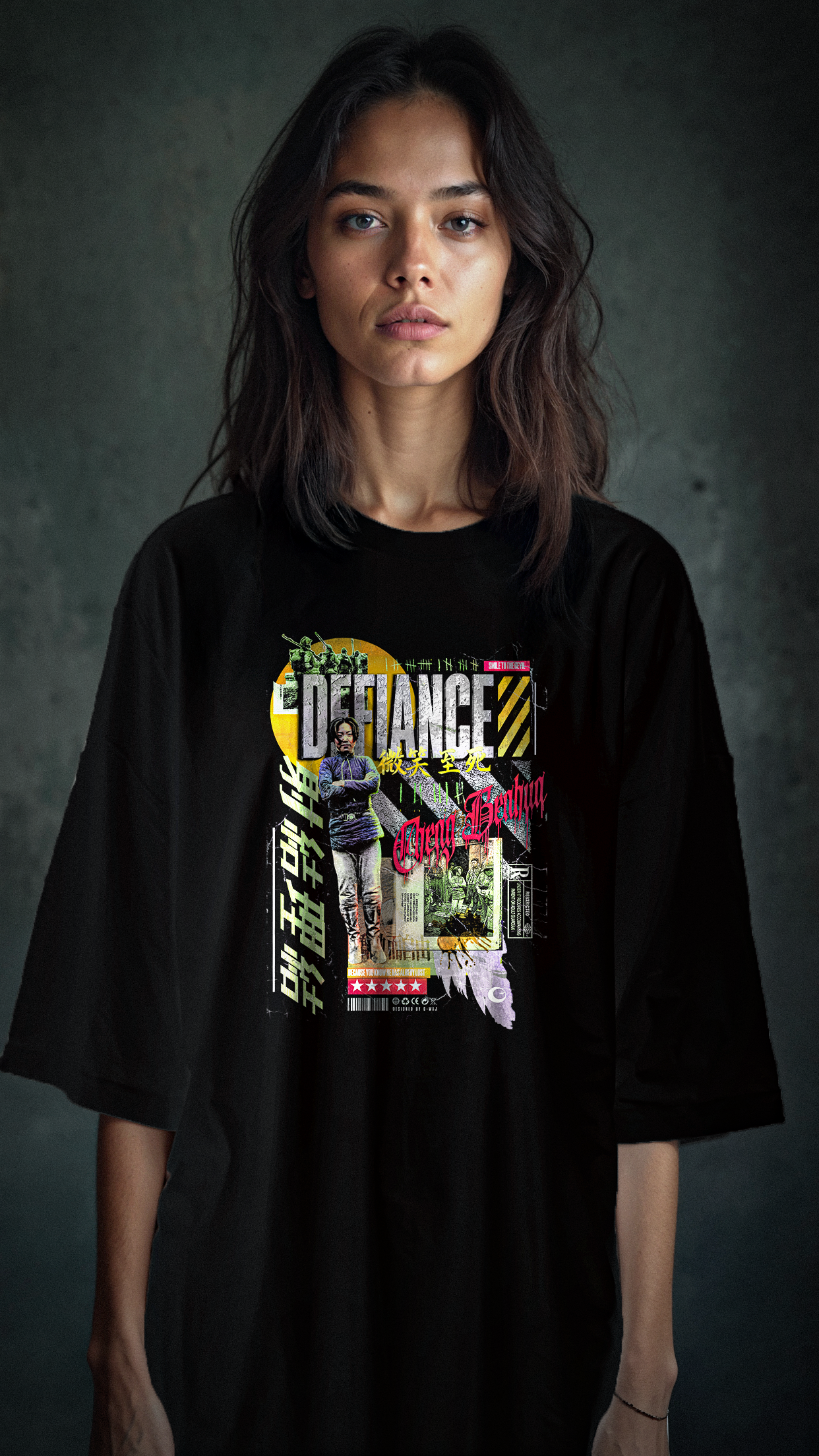 Femme portant le t-shirt noir oversize Defiance Yellow - design streetwear urbain japonais jaune, coupe unisexe