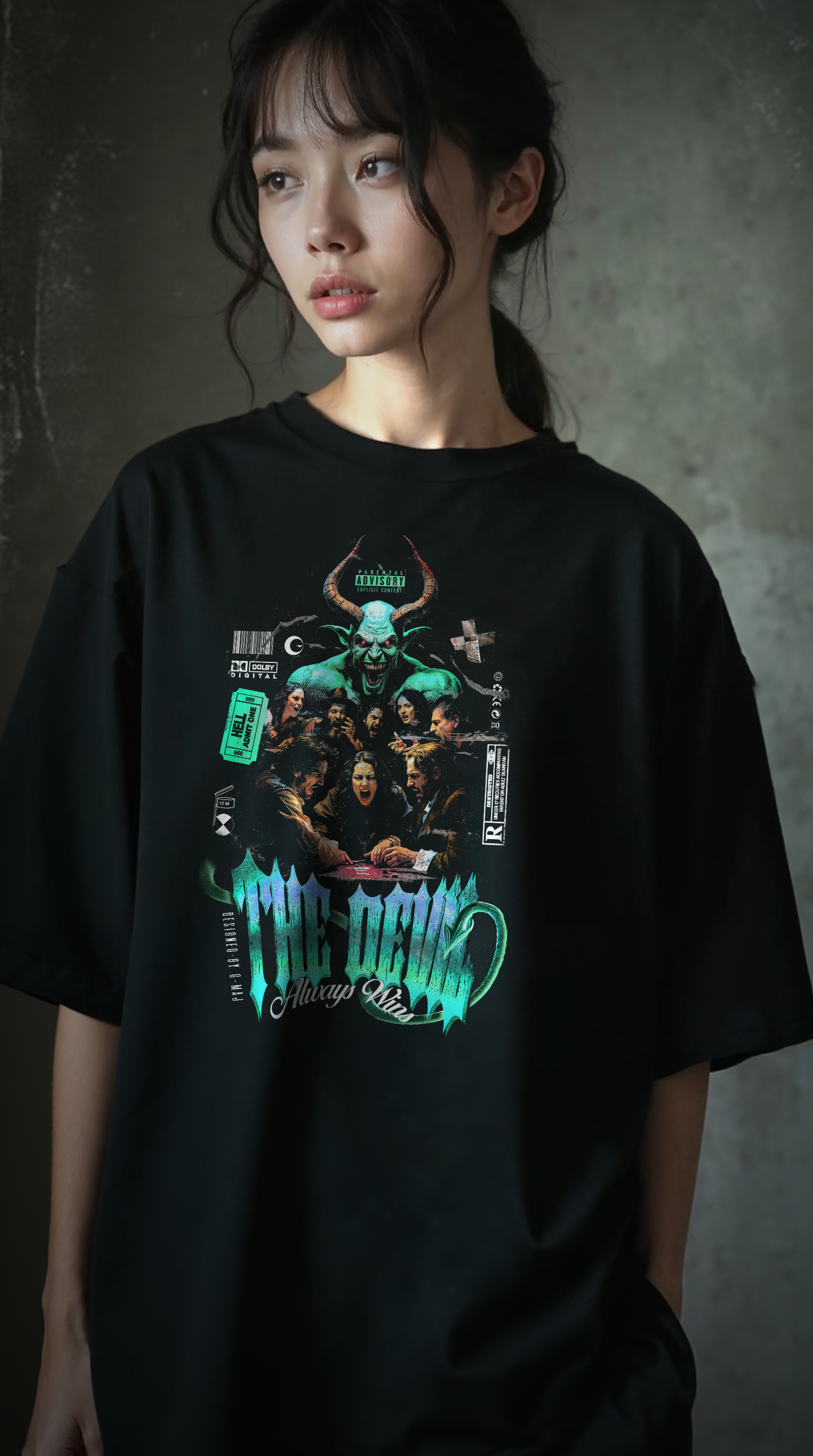 Femme portant le t-shirt noir oversize Devil Cyan Blue - design heavy metal vintage diable cyan, coupe unisexe