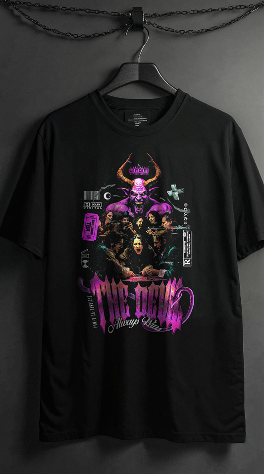 T-shirt noir oversize Devil Pink sur cintre - design heavy metal vintage diable rose, coupe unisexe