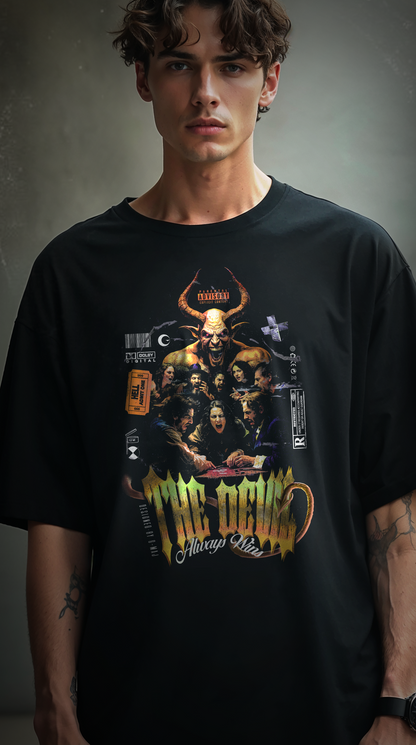 Homme portant le t-shirt noir oversize Devil Yellow - design heavy metal vintage diable orange, coupe unisexe