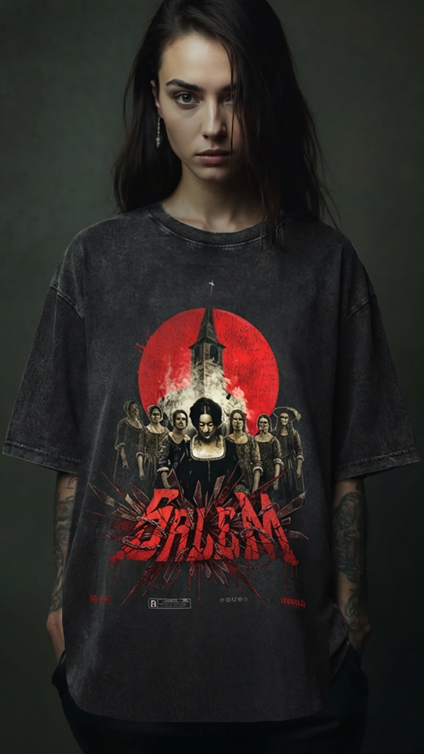 Femme portant le t-shirt oversize Salem - Design sorcières de 1692, coupe oversize unisexe grunge, streetwear gothique