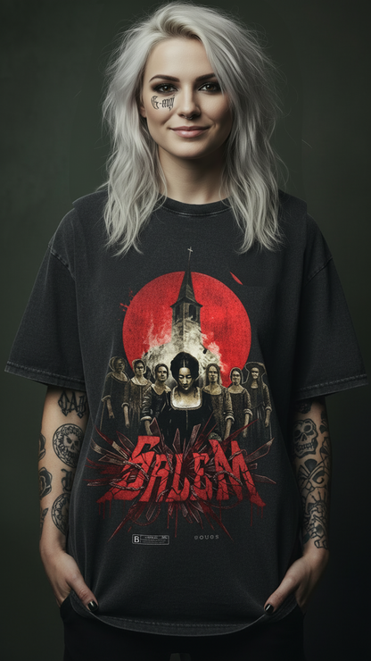 Femme avec tatouages portant le t-shirt oversize Salem - Style gothic rock alternatif, design sorcières 1692, pièce collector unisexe
