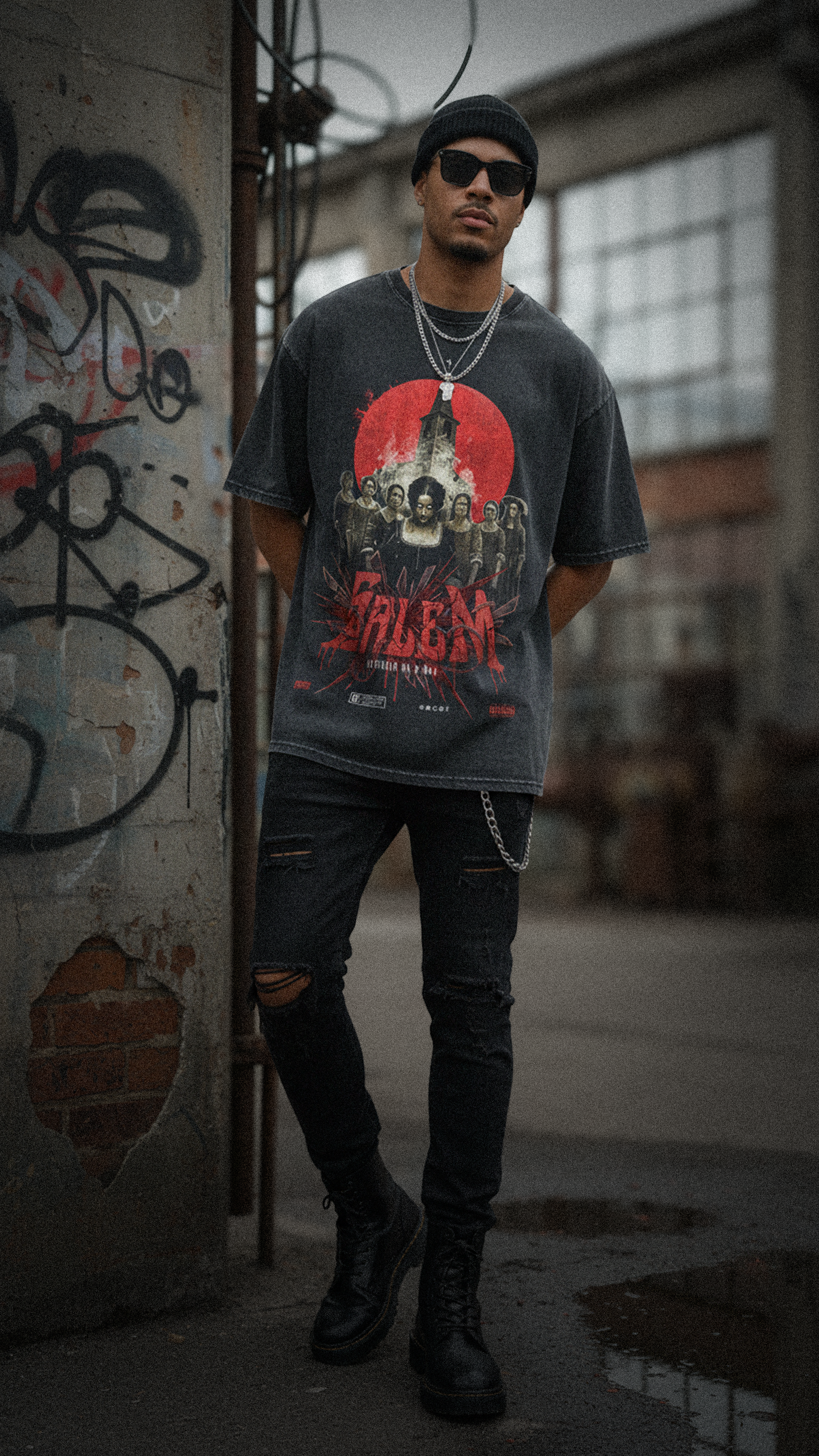 Homme en style streetwear urbain portant le t-shirt oversize Salem grunge - Look rock gothique coton 260g unisexe