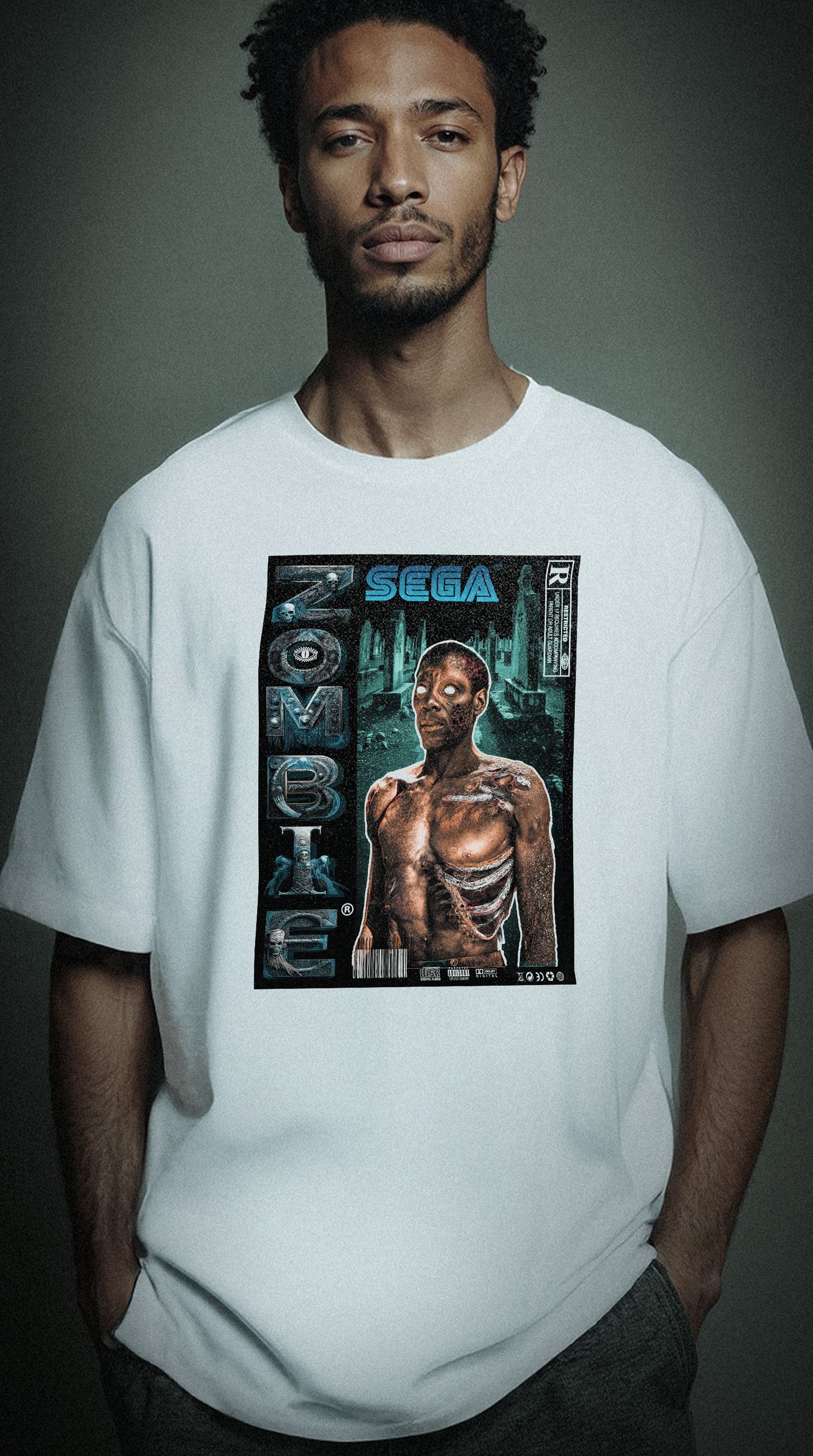 T-shirt oversize blanc ZOMBI BLUE – homme portant le tee-shirt de face, graphic rétro gaming Sega Haïti zombie bleu cyan, collection Design by GMAJ