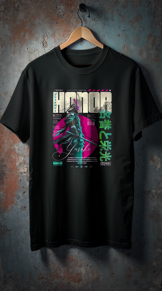 Yasuke, premier samouraï noir de l’histoire, en armure japonaise sur t-shirt noir oversize HONOR Green, graphic vert et rose style streetwear vintage, présenté sur cintre, fond texturé