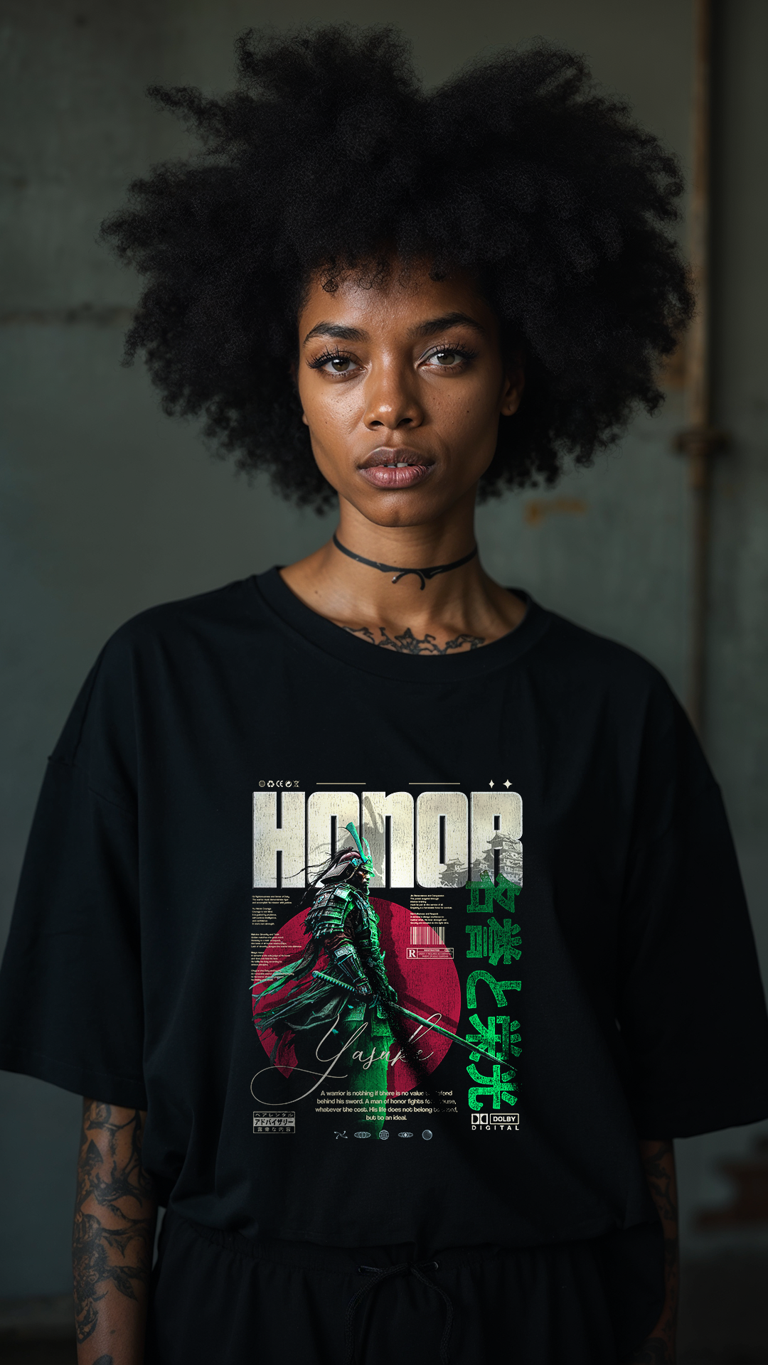 Femme portant le t-shirt noir oversize HONOR Green, graphic Yasuke samouraï vert et rose visible, vue face demi-corps, look streetwear unisexe