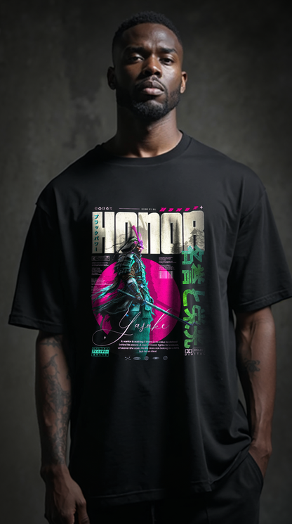 Homme portant le t-shirt noir oversize HONOR Green, graphic Yasuke samouraï japonais vert et rose bien visible, vue face portrait corps entier, style streetwear inspiré du premier samouraï noir de l’histoire